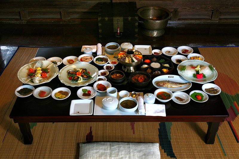 A Hanjeongsik Korean full-course meal featuring hot pot, fish, stews, banchan and gujeolpan (9-platter dish from Joseon royal cuisine). ©Korea Tourism Organization-IR Studio